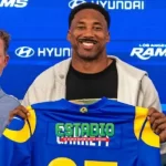 Myles Garrett portando el uniforme de los Rams durante su presentación oficial