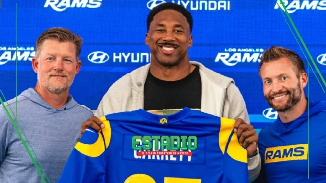 Myles Garrett portando el uniforme de los Rams durante su presentación oficial