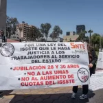 Manifestación de maestros de la CNTE en Baja California exigiendo cambios en la Ley del ISSSTE