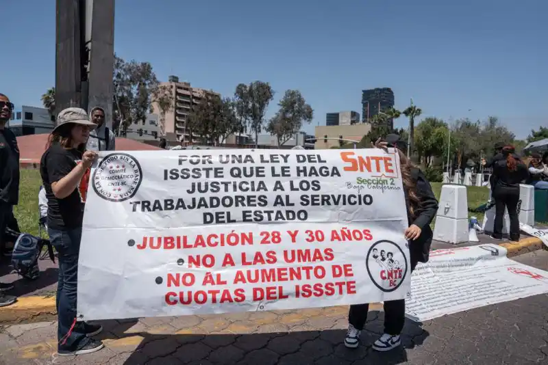 Manifestación de maestros de la CNTE en Baja California exigiendo cambios en la Ley del ISSSTE