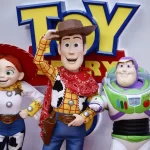 Elenco de Toy Story 5 recreando la escena de los juguetes congelados durante un evento en Londres