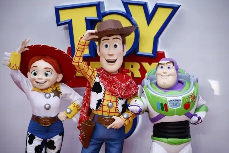 Elenco de Toy Story 5 recreando la escena de los juguetes congelados durante un evento en Londres