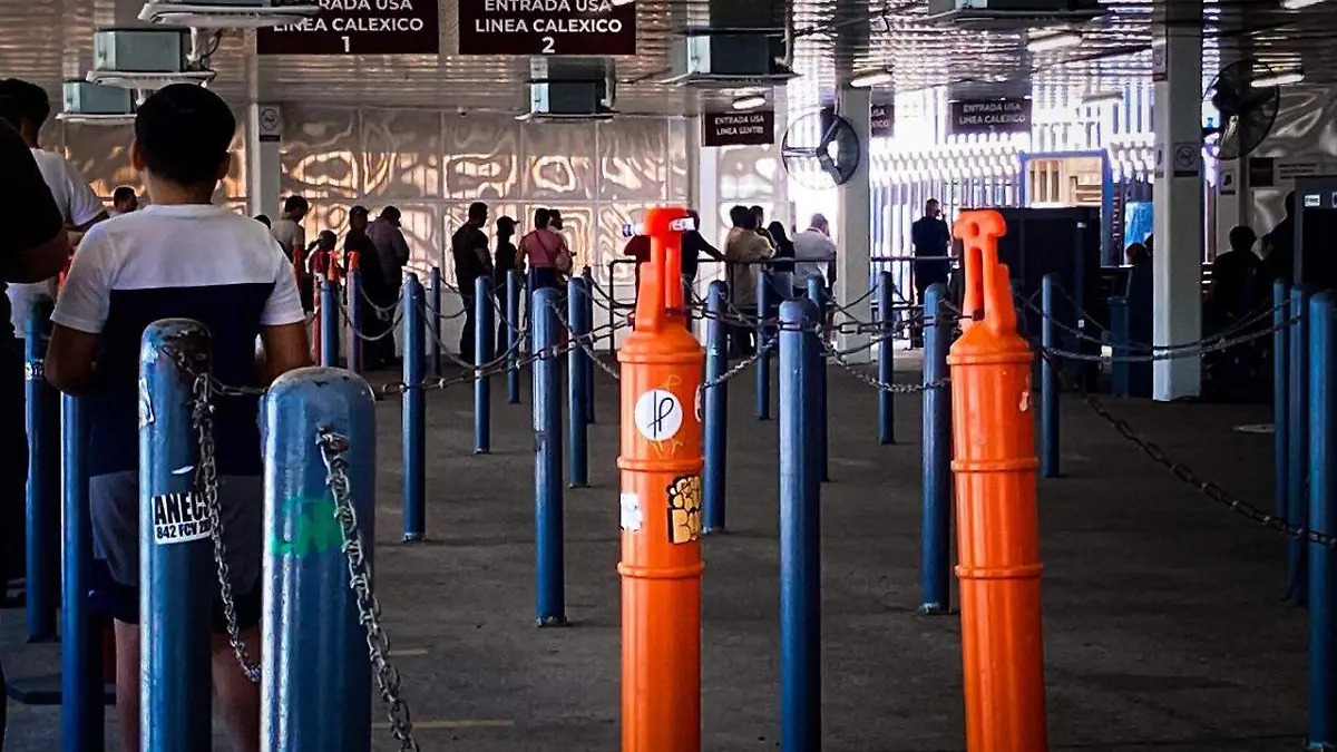 Señalización en el cruce fronterizo Calexico donde se indica el acceso peatonal y vehicular