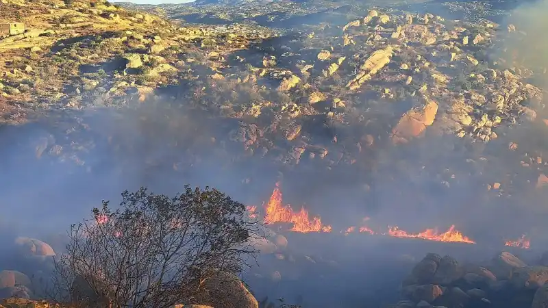 Vista de la zona urbana de Tecate bajo condiciones de humo por incendio forestal