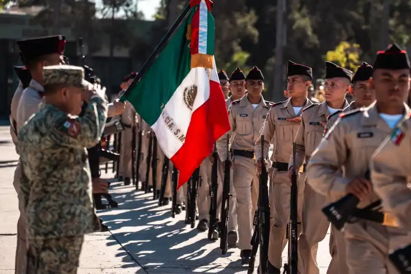 Jóvenes graduados del servicio militar nacional Tijuana durante la ceremonia de liberación