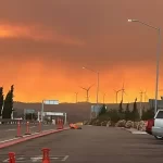 Vista de la ciudad de Tecate afectada por humo de incendio forestal
