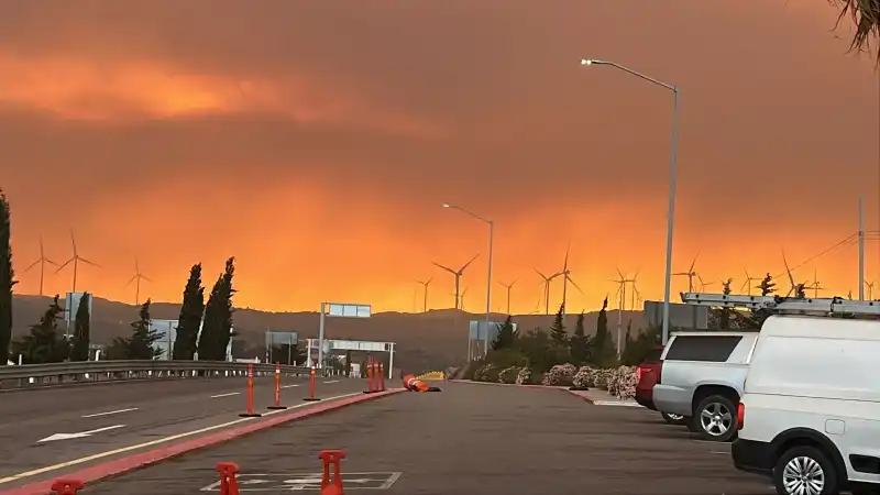 Vista de la ciudad de Tecate afectada por humo de incendio forestal