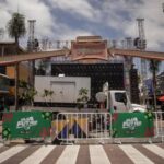 Asistentes disfrutando del Fut Fest Tijuana durante la transmisión de un partido de fútbol