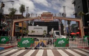 Asistentes disfrutando del Fut Fest Tijuana durante la transmisión de un partido de fútbol