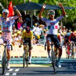 El ciclista Isaac del Toro compitiendo en una etapa del Tour de Francia