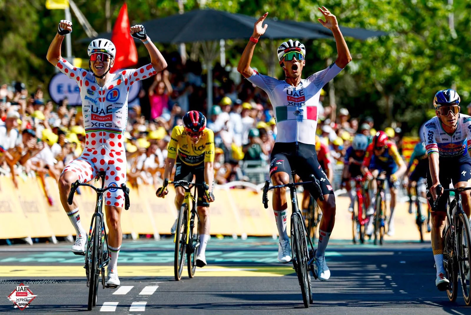 El ciclista Isaac del Toro compitiendo en una etapa del Tour de Francia