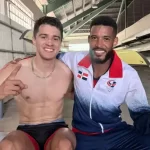 Alexis López celebrando su medalla de oro en la competencia de remo