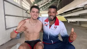 Alexis López celebrando su medalla de oro en la competencia de remo