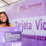 Mujeres realizando el registro Tarjeta Violeta en oficinas de gobierno