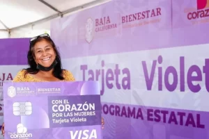 Mujeres realizando el registro Tarjeta Violeta en oficinas de gobierno
