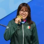 La nadadora tijuanense Stephane Flores celebrando su medalla de oro