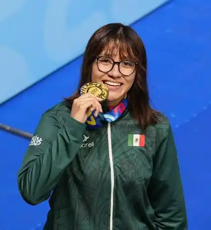 La nadadora tijuanense Stephane Flores celebrando su medalla de oro