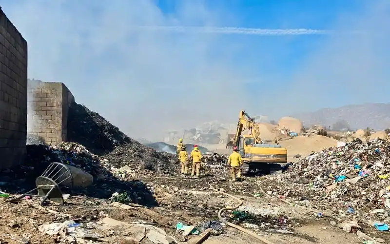 Trabajos de liquidación tras el incendio en Tecate en el Centro de Transferencia
