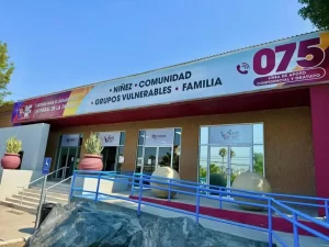 Personal médico atendiendo a ciudadanos en una de las unidades de salud en Tijuana