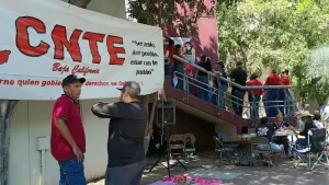 Manifestación de docentes y personal administrativo en el Paseo Centenario de Tijuana