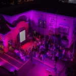 Fachada del Palacio Municipal de Tecate iluminada de rosa por el mes de la prevención del cáncer de mama