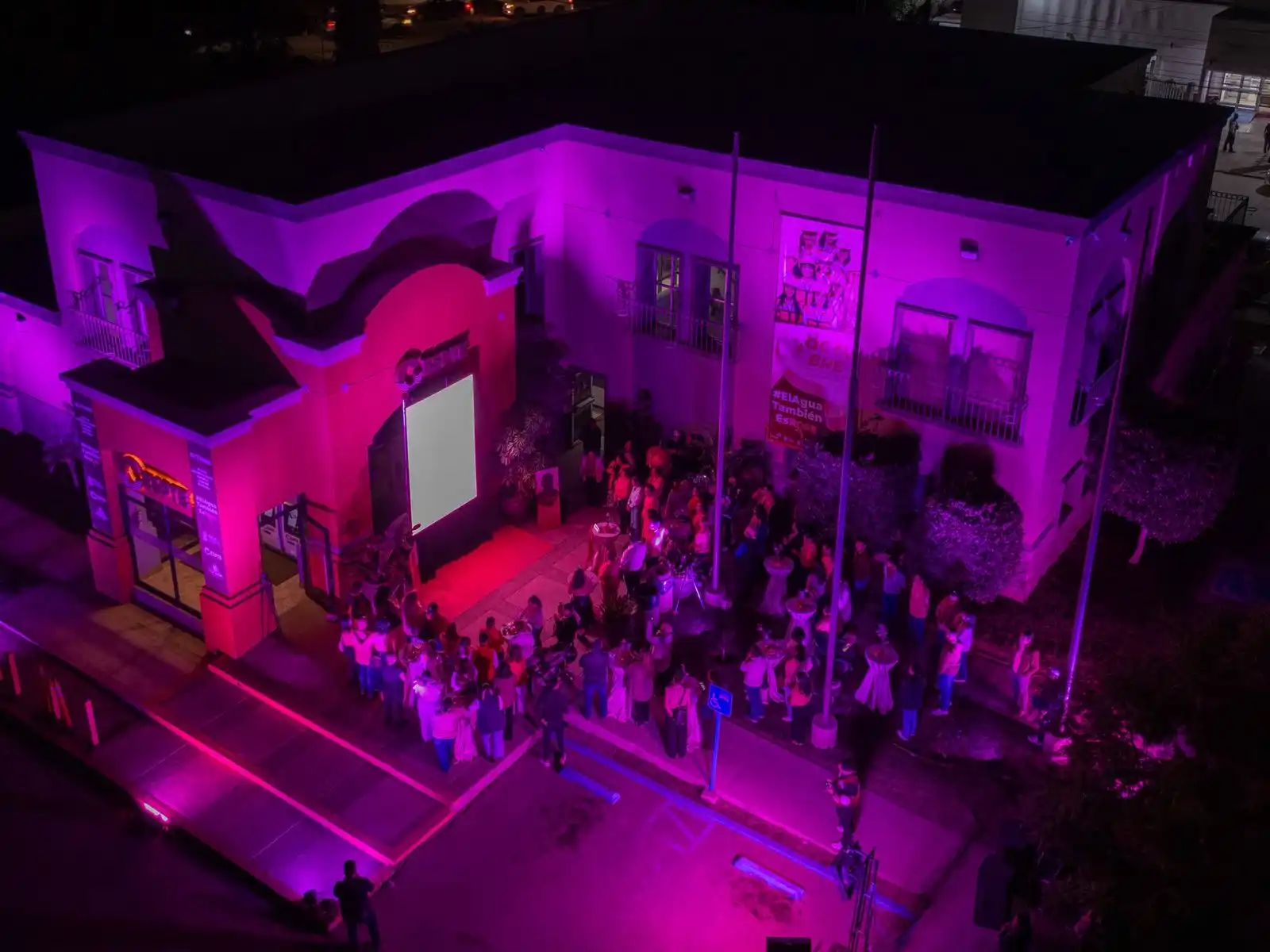 Fachada del Palacio Municipal de Tecate iluminada de rosa por el mes de la prevención del cáncer de mama